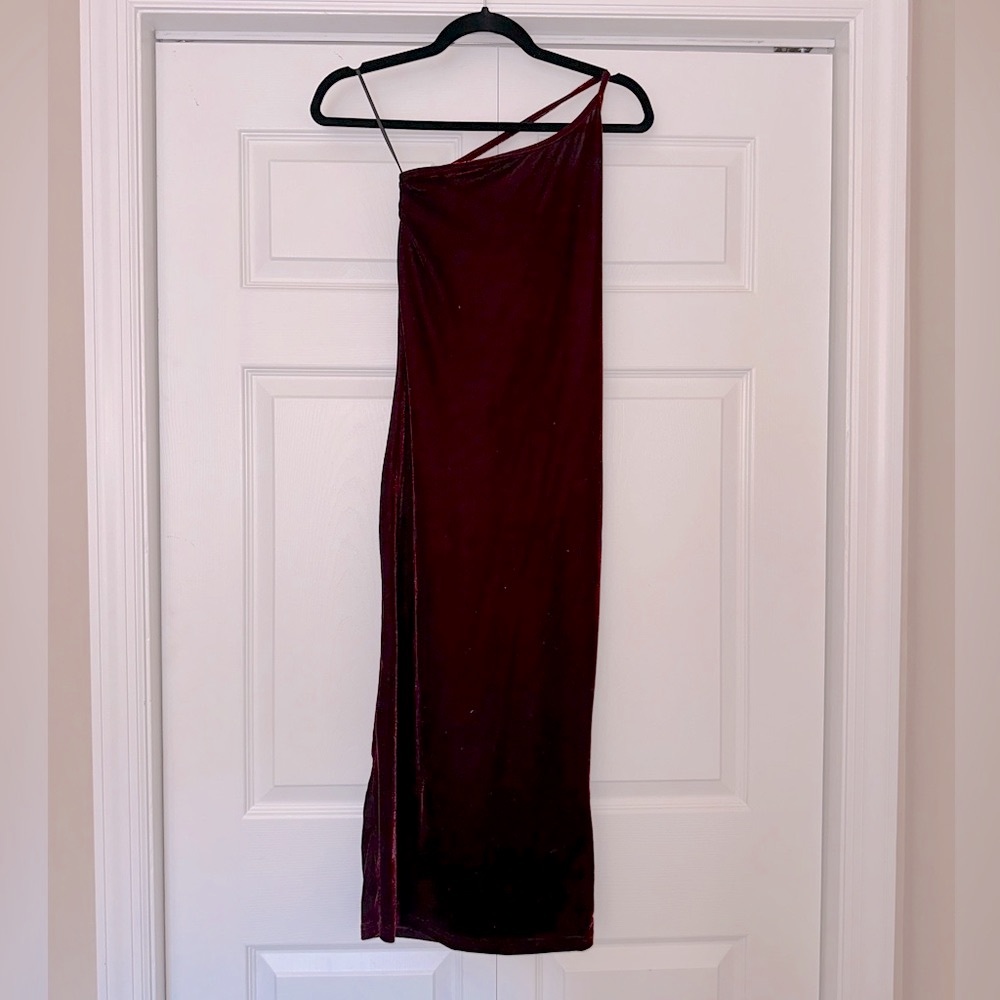 One shoulder velvet burgundy midi dress
